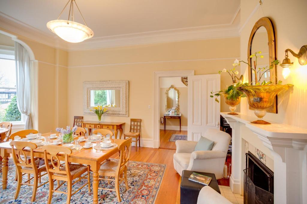 Fairholme Manor Inn Victoria Eksteriør billede
